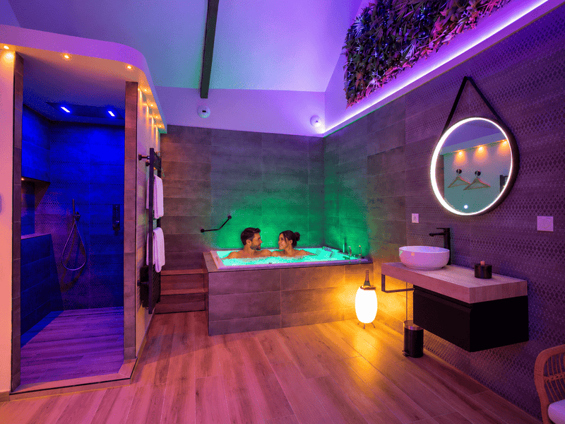  Douche sensorielle XL et jacuzzi 2 places allongées1 de Harmonie - Gîte et Spa
