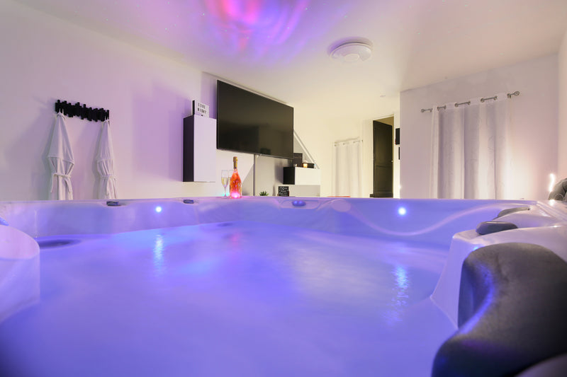 Love room Love night à Toulouse —DETENTE DANS LE JACUZZI3 de Love night
