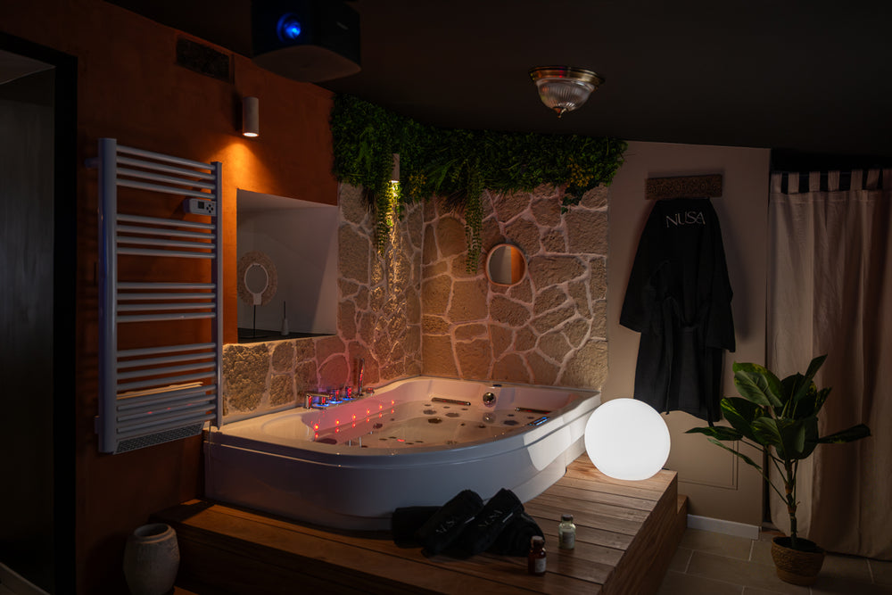 Suite Romantique NUSA, Bali avec Jacuzzi & Cinéma Privé à Malestroit3 de NUSA, Love Room Bali avec Jacuzzi & Cinéma Privé
