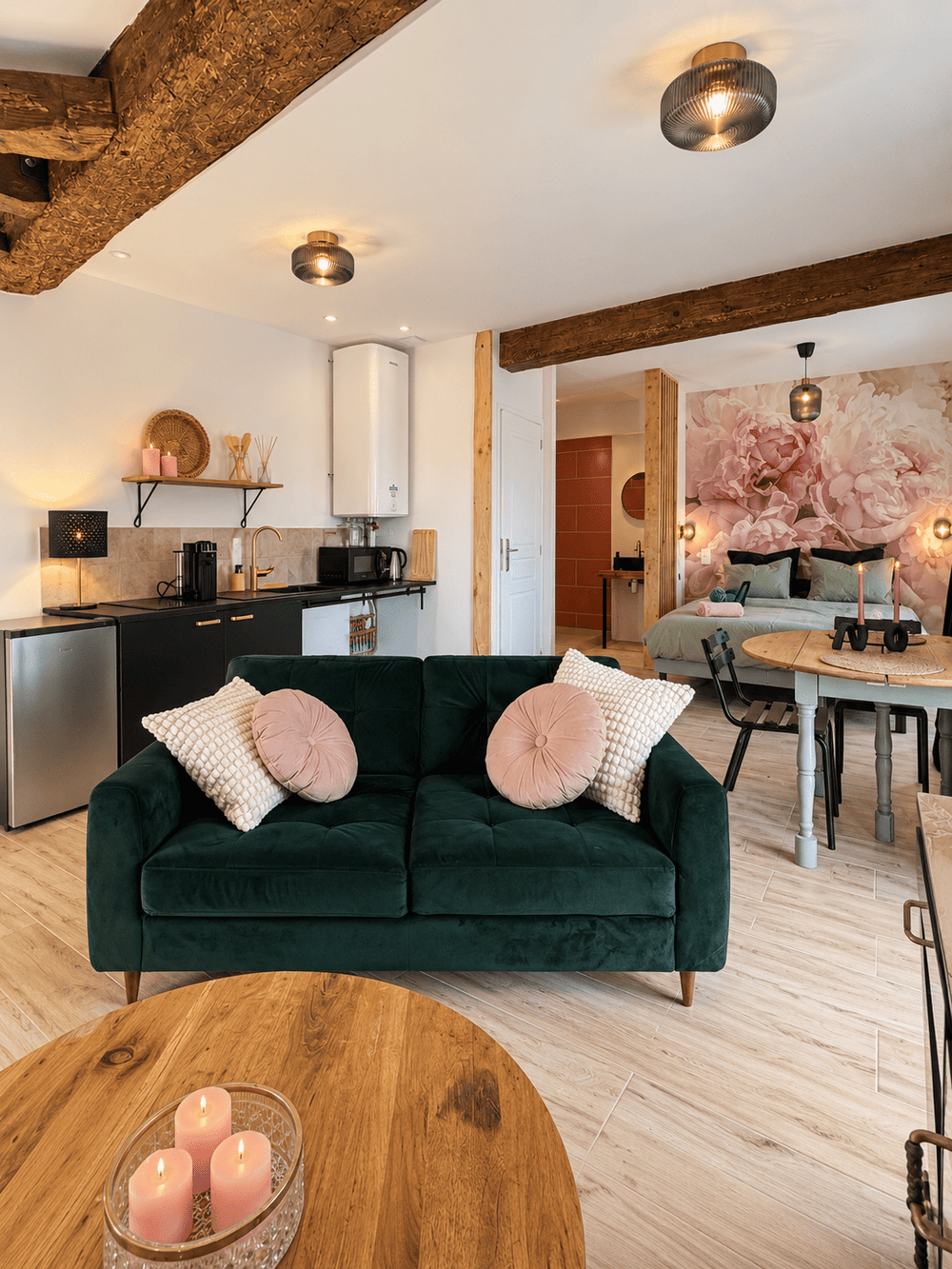 Salon cosy et cuisine équipée au cœur de la suite14 de Suite Prova
