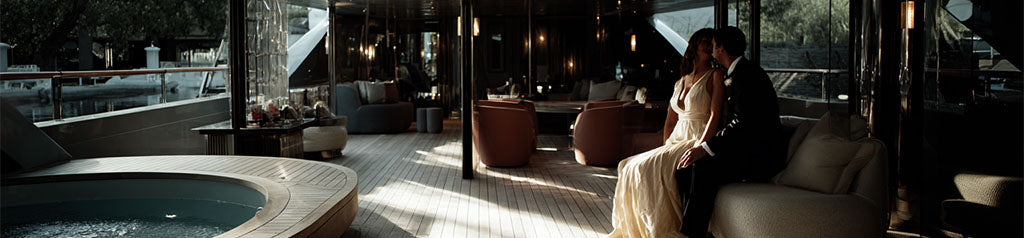 Couple souriant dans une cabane perchée romantique, guide nuit insolite amoureux unique.