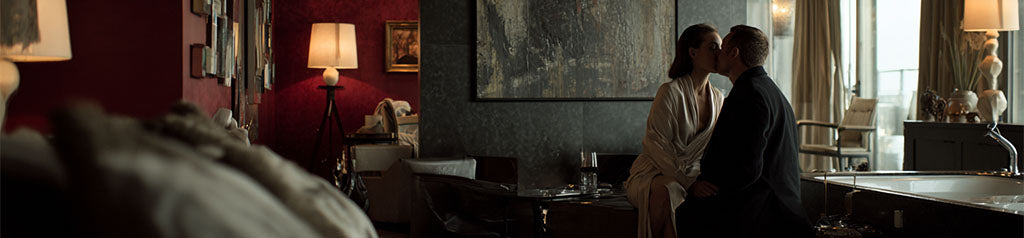 LovenSpa : Chambre d'hôtel romantique avec lit double, jacuzzi et lumières d'ambiance pour une escapade insolite.