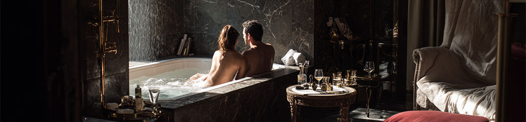 Guide Lovenspa pour aménager une Love Room luxueuse et romantique.