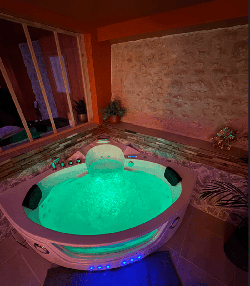 LoveRoom Poitiers Futuroscope - Love’nSpa - weekend en amoureux, love rooms avec spa ou jacuzzi privatif4 de Le Logis d’Agnès – Love Room à 15 min du Futuroscope
