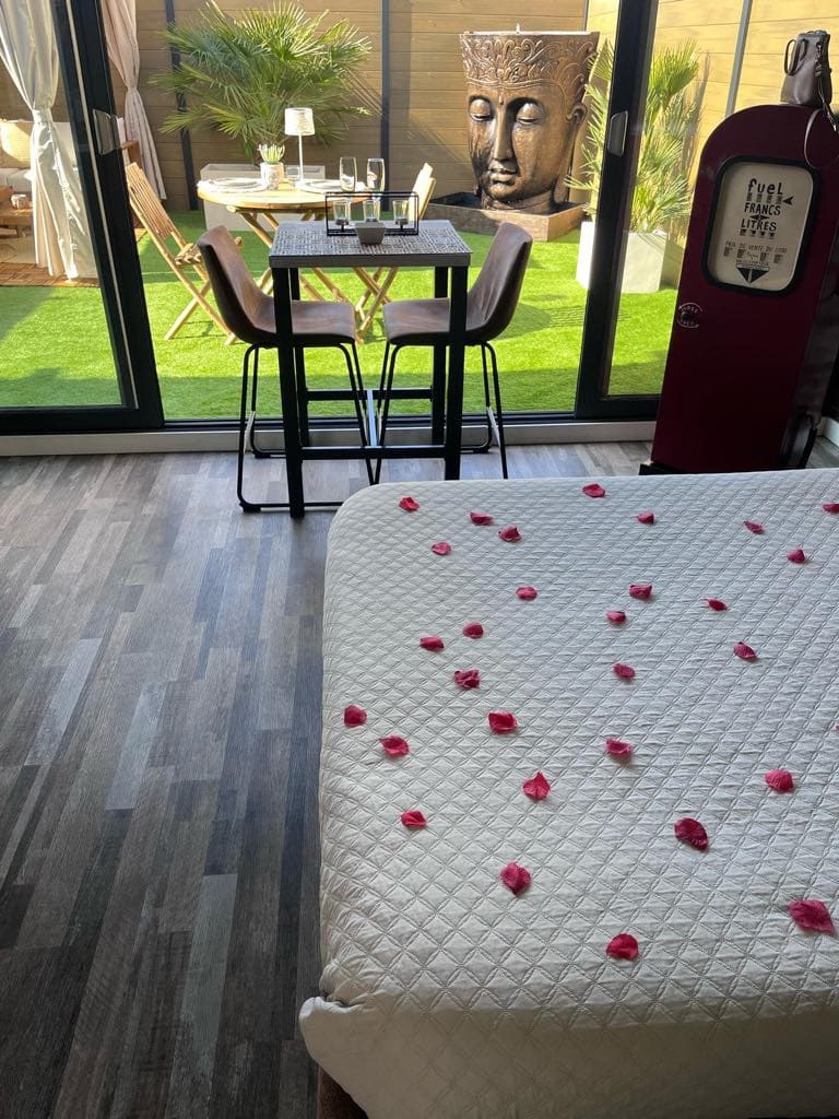 LovingSpa - La Suite Vintage - Love’nSpa - weekend en amoureux, love rooms avec spa ou jacuzzi privatif