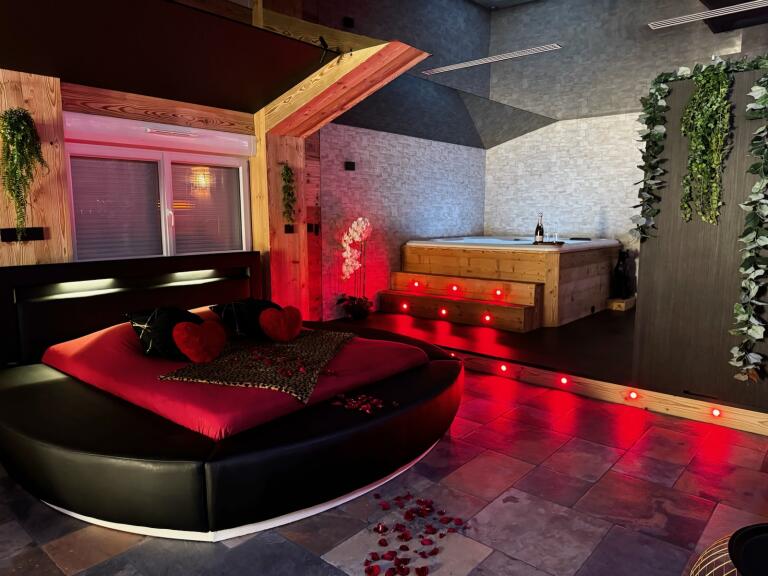 Luxury love room Tentation - Love’nSpa - weekend en amoureux, love rooms avec spa ou jacuzzi privatif