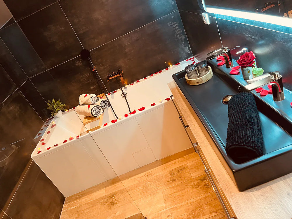 NOVELIA • Loveroom Chic avec Spa & Piscine • 15 min Toulouse - Love’nSpa - weekend en amoureux, love rooms avec spa ou jacuzzi privatif33 de NOVELIA • Loveroom Chic avec Spa & Piscine • 15 min Toulouse
