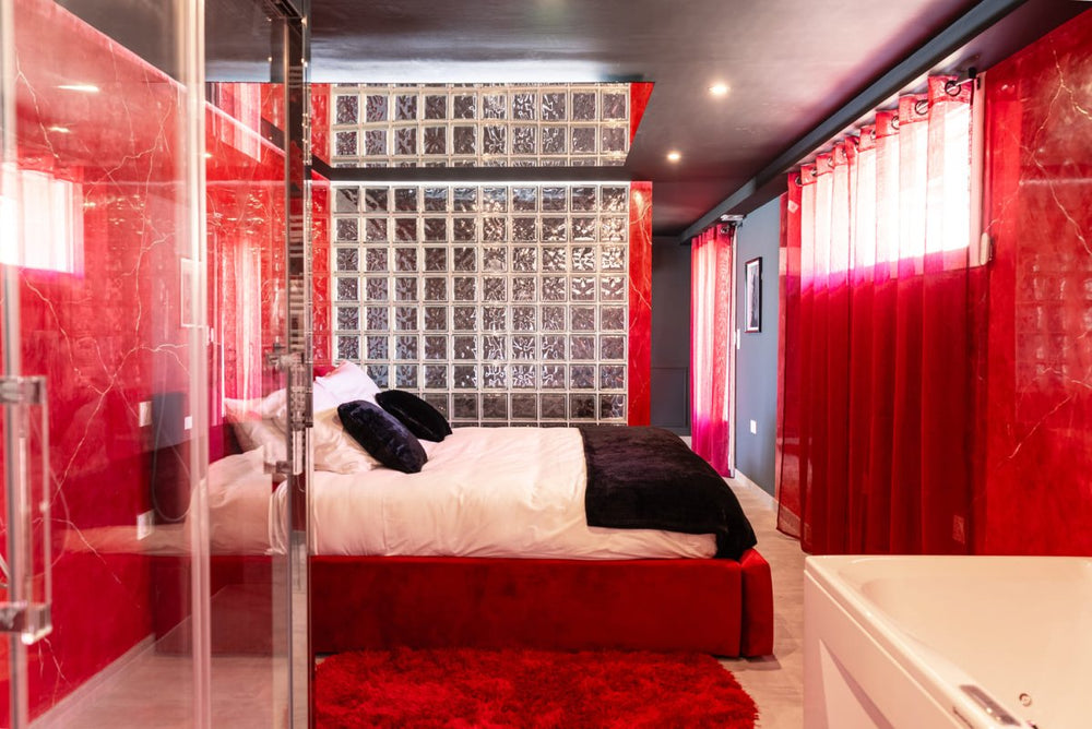 Primo - L’Interdit – Luxe, Glamour et Sensualité - Love’nSpa - weekend en amoureux, love rooms avec spa ou jacuzzi privatif8 de Chez MV - L’Interdit – Luxe, Glamour et Sensualité
