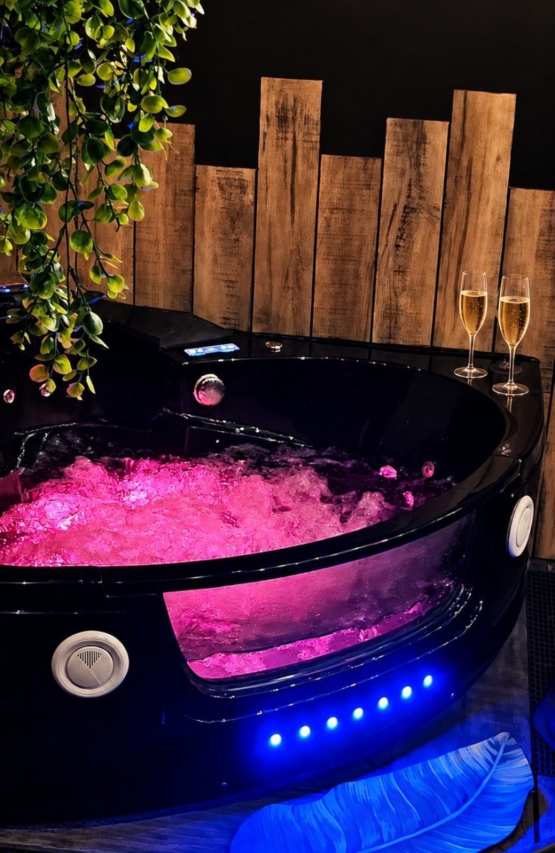 SECRET LOVE GARDEN, Loveroom avec Spa & Champagne - Love’nSpa - weekend en amoureux, love rooms avec spa ou jacuzzi privatif1 de SECRET LOVE GARDEN, Loveroom avec Spa & Champagne
