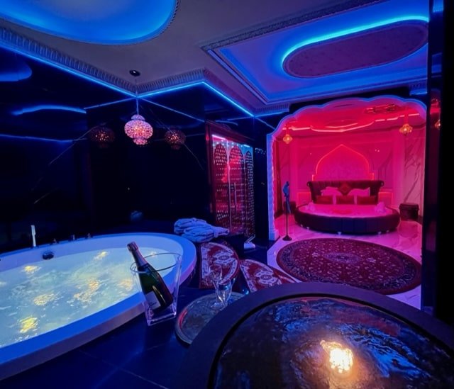 Sheherazade - Love’nSpa - weekend en amoureux, love rooms avec spa ou jacuzzi privatif1 de Sheherazade - Lyon Intramuros
