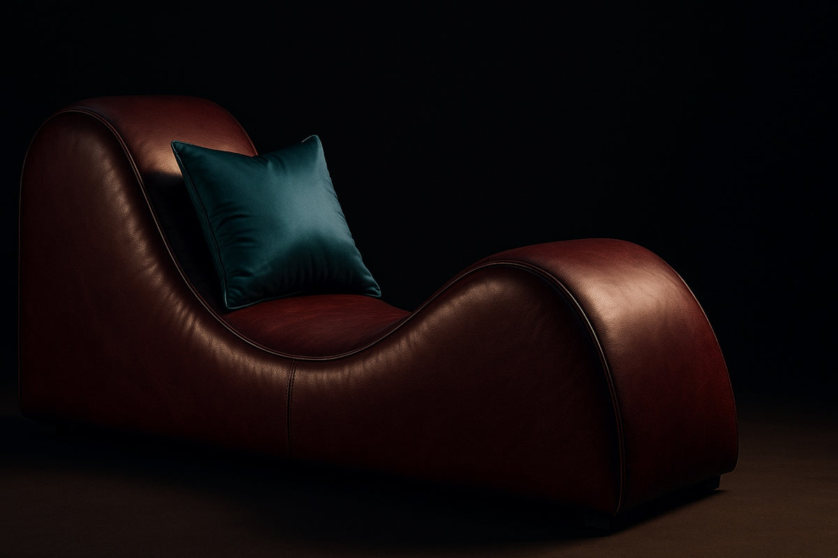 Canapé tantra d'amour en simili cuir noir pour couples, design ergonomique, salon intime.