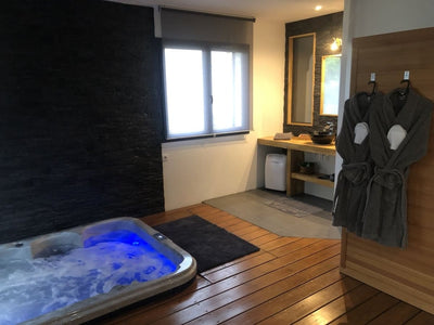 Suit'Dream - Suite Rouge - Love’nSpa - weekend en amoureux, love rooms avec spa ou jacuzzi privatif