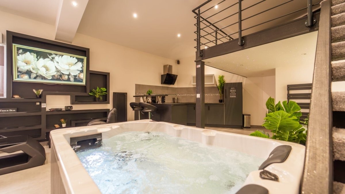 Suite 47 SPA - Mezza - Love’nSpa - weekend en amoureux, love rooms avec spa ou jacuzzi privatifSuite 47 SPA - Mezza
