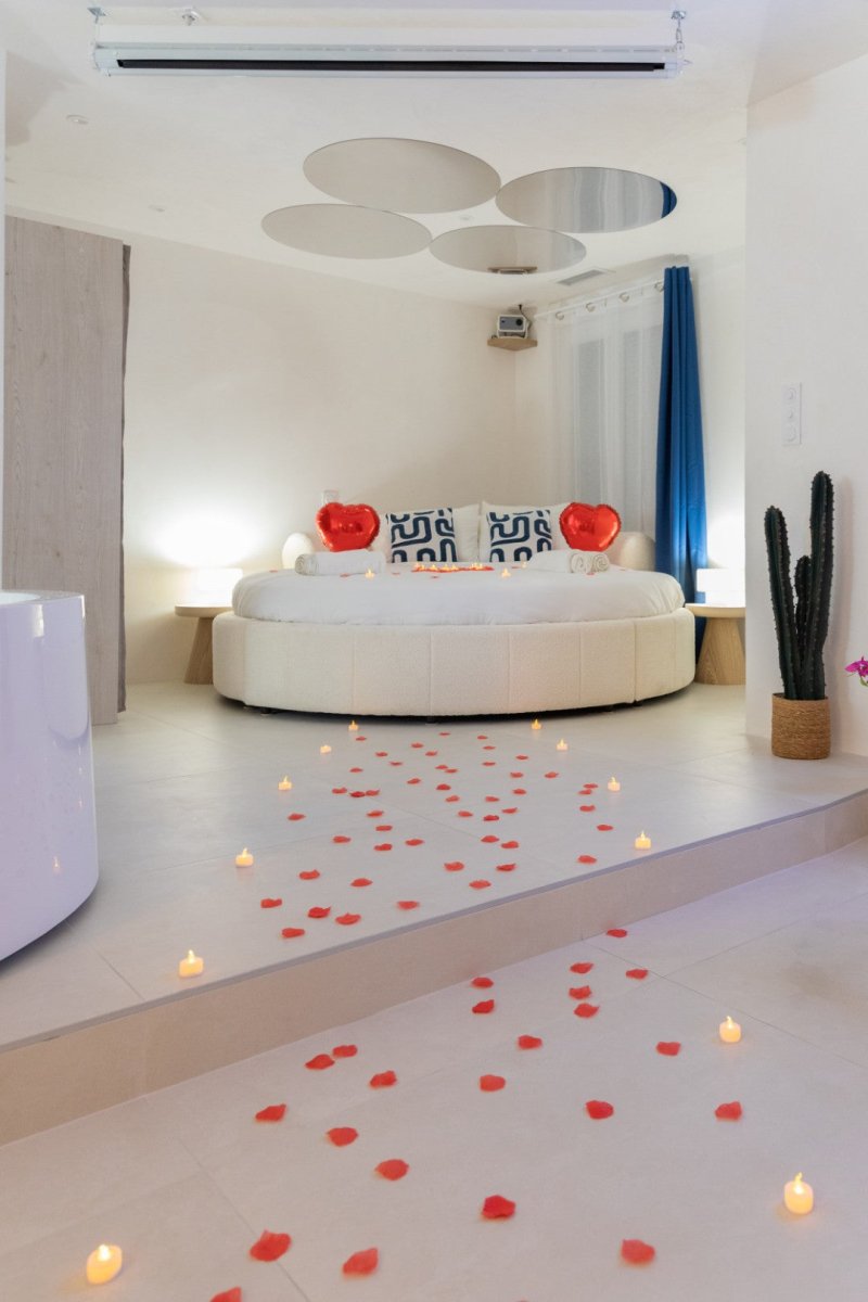 Suite Santorini - Love’nSpa - weekend en amoureux, love rooms avec spa ou jacuzzi privatif4 de Suite Santorini

