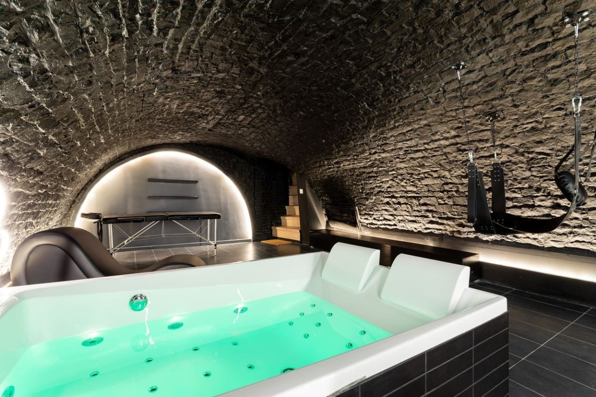 To the Moon and back - Love’nSpa - weekend en amoureux, love rooms avec spa ou jacuzzi privatifTo the Moon and back
