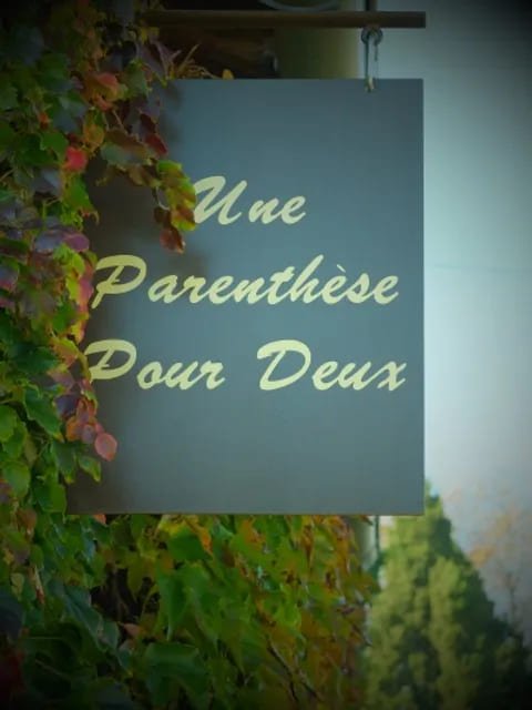 Une Parenthèse pour Deux - Chambre Tentation Dorée - Love’nSpa - weekend en amoureux, love rooms avec spa ou jacuzzi privatif