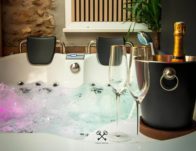 VELVET & LEATHER Loveroom - Secretroom - Sauna balnéo cinéma | par Fancy Rental - Love’nSpa - weekend en amoureux, love rooms avec spa ou jacuzzi privatif2 de VELVET & LEATHER Loveroom - Secretroom - Sauna balnéo cinéma | par Fancy Rental
