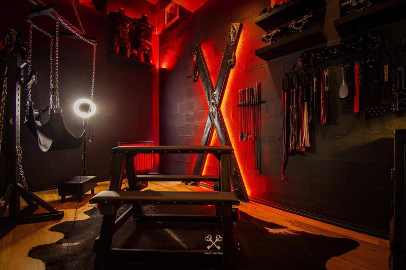 VELVET & LEATHER Loveroom - Secretroom - Sauna balnéo cinéma | par Fancy Rental - Love’nSpa - weekend en amoureux, love rooms avec spa ou jacuzzi privatif