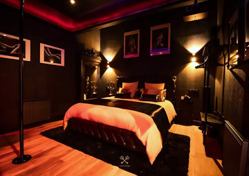 VELVET & LEATHER Loveroom - Secretroom - Sauna balnéo cinéma | par Fancy Rental - Love’nSpa - weekend en amoureux, love rooms avec spa ou jacuzzi privatif