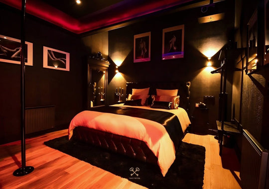 VELVET & LEATHER Loveroom - Secretroom - Sauna balnéo cinéma | par Fancy Rental - Love’nSpa - weekend en amoureux, love rooms avec spa ou jacuzzi privatif