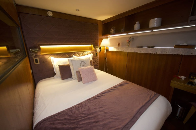 VIP Paris Yacht hôtel - Suite Romantique - Love’nSpa - weekend en amoureux, love rooms avec spa ou jacuzzi privatif1 de VIP Paris Yacht hôtel - Suite Romantique
