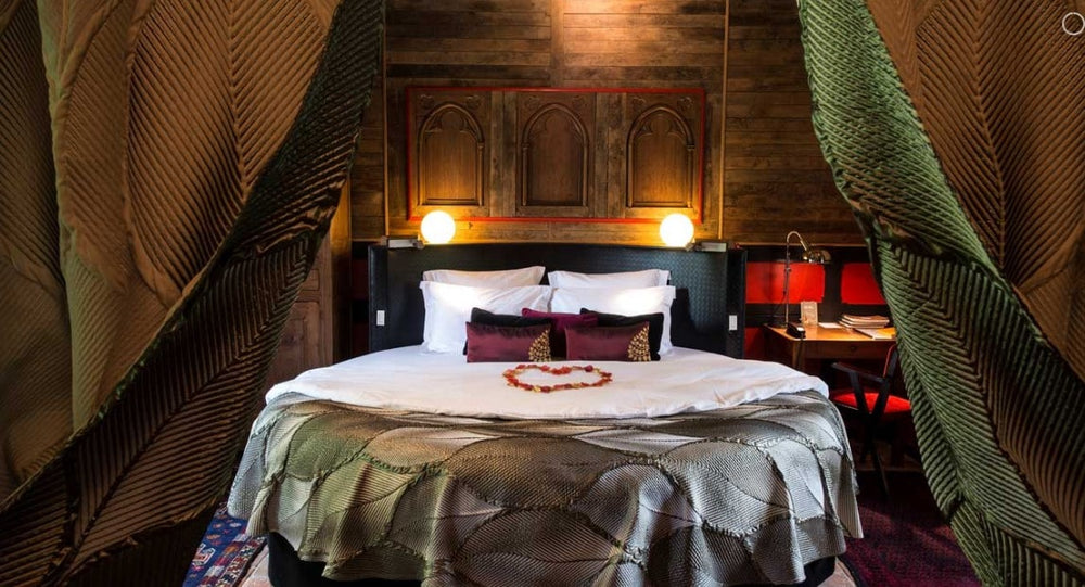 Grande porte en bois sombre menant à un jardin luxuriant dans le Marais Poitevin.3 de Portail en Marais Poitevin - Suite Richelieu
