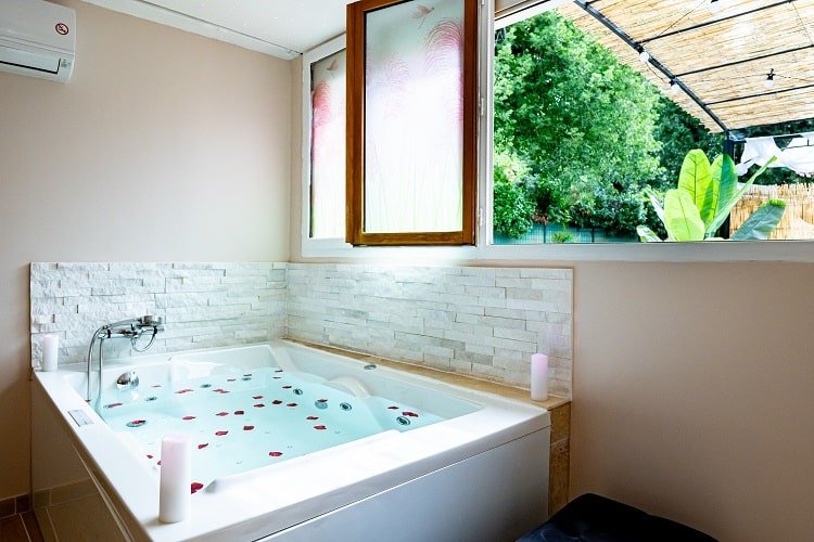 Au Temps des Cerises - Le Bougainvillier - Love’nSpa - weekend en amoureux, love rooms avec spa ou jacuzzi privatif3 de Au Temps des Cerises - Le Bougainvillier

