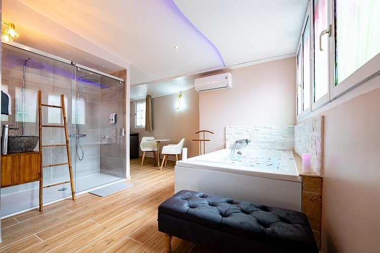 Au Temps des Cerises - Le Bougainvillier - Love’nSpa - weekend en amoureux, love rooms avec spa ou jacuzzi privatif4 de Au Temps des Cerises - Le Bougainvillier
