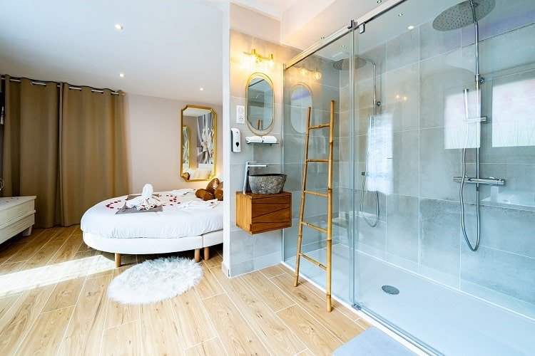 Au Temps des Cerises - Le Bougainvillier - Love’nSpa - weekend en amoureux, love rooms avec spa ou jacuzzi privatif7 de Au Temps des Cerises - Le Bougainvillier
