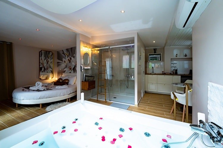 Au Temps des Cerises - Le Bougainvillier - Love’nSpa - weekend en amoureux, love rooms avec spa ou jacuzzi privatif10 de Au Temps des Cerises - Le Bougainvillier
