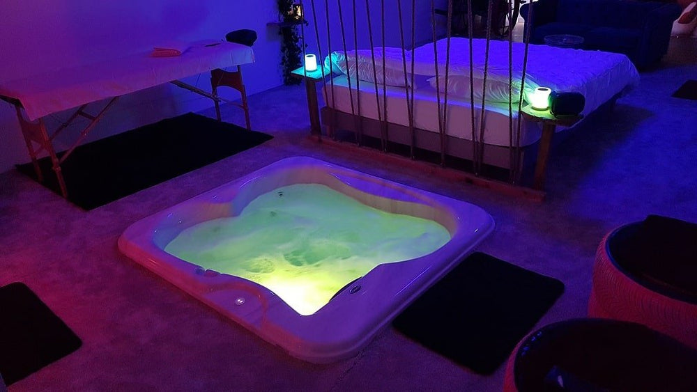 Chuttt... Love Room Fraise - Love’nSpa - weekend en amoureux, love rooms avec spa ou jacuzzi privatif2 de Chuttt... Love Room Fraise
