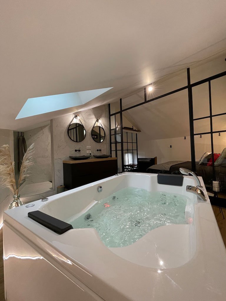 Entre nous - Le Maréchal - Love’nSpa - weekend en amoureux, love rooms avec spa ou jacuzzi privatif3 de Entre nous - Le Maréchal
