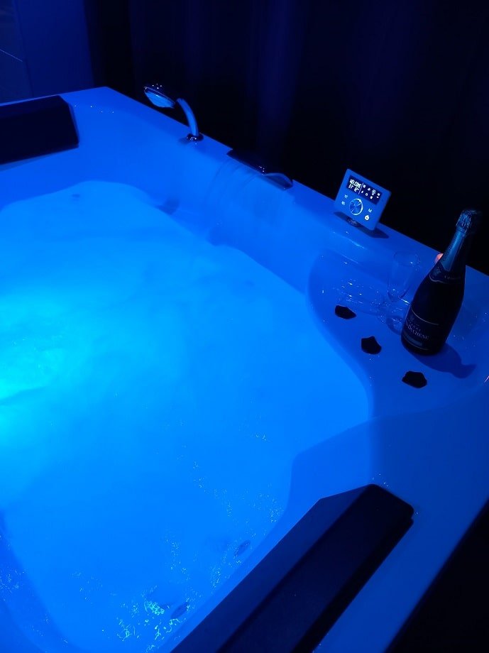 Gîtes & SPA du Bien-être - Love’nSpa - weekend en amoureux, love rooms avec spa ou jacuzzi privatif1 de La Suite Bucolique
