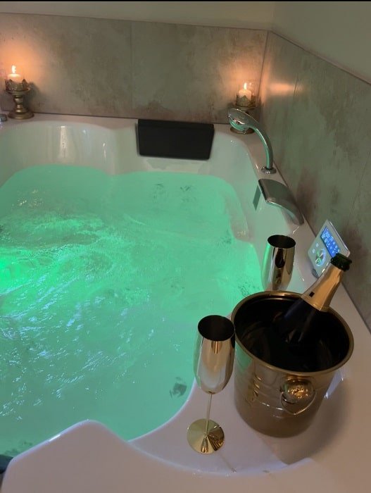 La Halte Louis XIII - Love’nSpa - weekend en amoureux, love rooms avec spa ou jacuzzi privatif