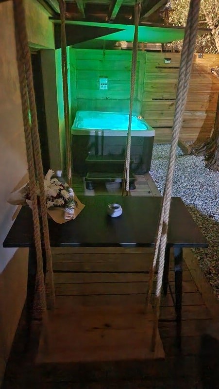 L'échappée des plaisirs - Chambre Cigale - Love’nSpa - weekend en amoureux, love rooms avec spa ou jacuzzi privatif6 de L'échappée des plaisirs - Chambre Cigale
