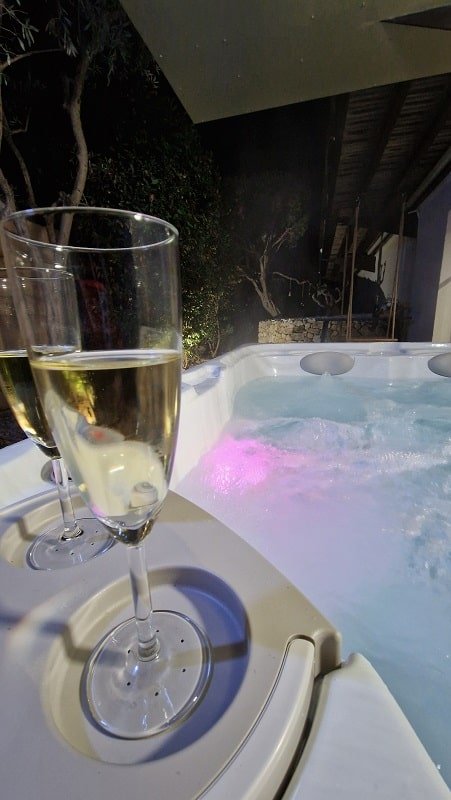 L'échappée des plaisirs - Chambre Cigale - Love’nSpa - weekend en amoureux, love rooms avec spa ou jacuzzi privatif15 de L'échappée des plaisirs - Chambre Cigale
