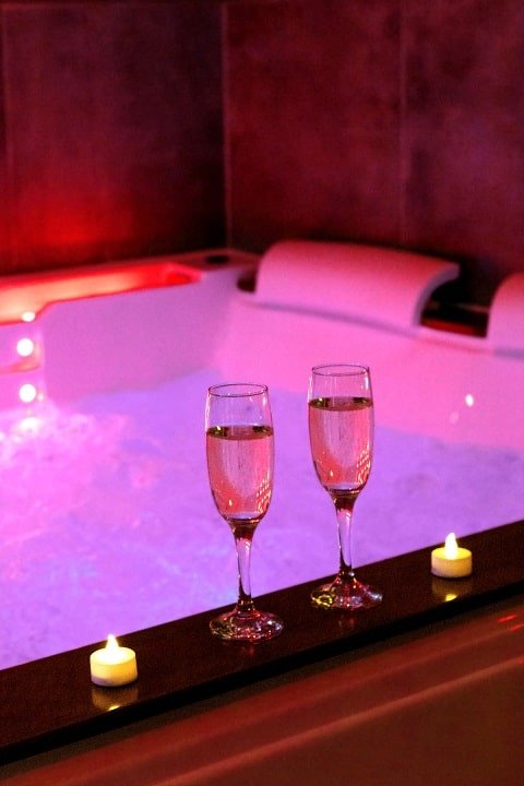 L’ECRIN - Love’nSpa - weekend en amoureux, love rooms avec spa ou jacuzzi privatif9 de L’ECRIN
