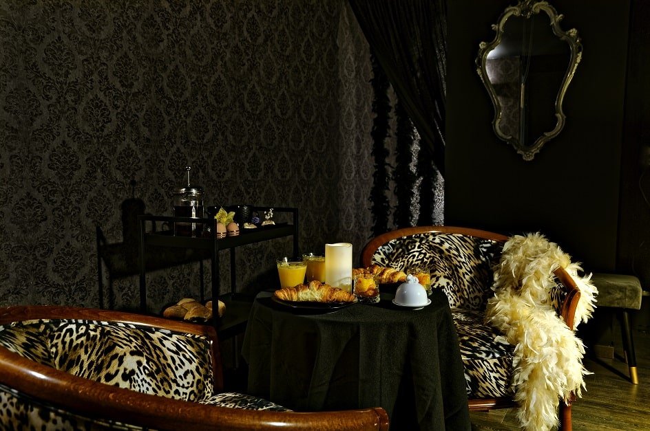 Les folies d’Hélène - Suite Masquée charme avec jacuzzi® - Love’nSpa - weekend en amoureux, love rooms avec spa ou jacuzzi privatif6 de Les folies d’Hélène - Suite Masquée charme avec jacuzzi®
