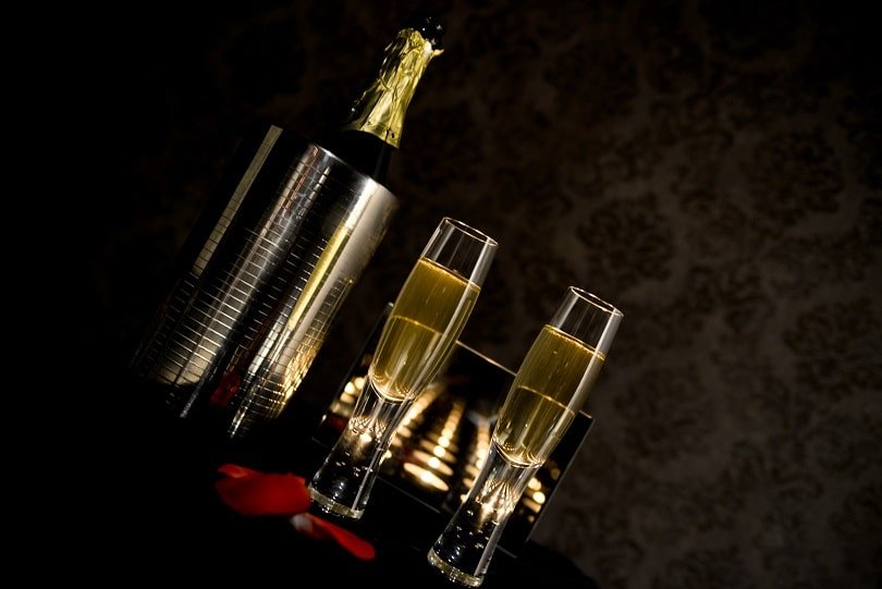 Les folies d’Hélène - Suite Masquée charme avec jacuzzi® - Love’nSpa - weekend en amoureux, love rooms avec spa ou jacuzzi privatif7 de Les folies d’Hélène - Suite Masquée charme avec jacuzzi®
