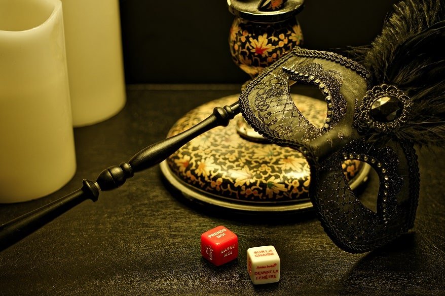 Les folies d’Hélène - Suite Masquée charme avec jacuzzi® - Love’nSpa - weekend en amoureux, love rooms avec spa ou jacuzzi privatifLes folies d’Hélène - Suite Masquée charme avec jacuzzi®
