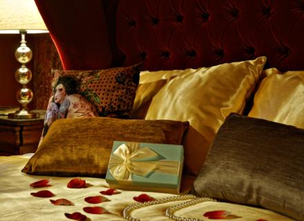 Les folies d’Hélène - Suite Chabada charme avec jacuzzi® - Love’nSpa - weekend en amoureux, love rooms avec spa ou jacuzzi privatif2 de Les folies d’Hélène - Suite Le Boudoir charme avec jacuzzi®
