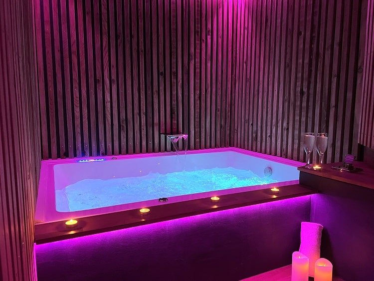 Les Suites B Spa - Suite Oak - Love’nSpa - weekend en amoureux, love rooms avec spa ou jacuzzi privatifLes Suites B Spa - Suite Oak
