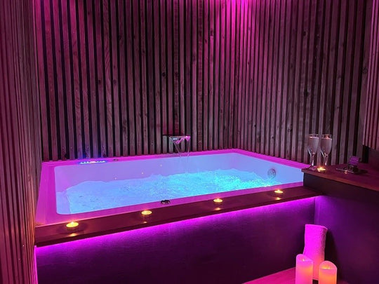 Les Suites B Spa - Suite Oak - Love’nSpa - weekend en amoureux, love rooms avec spa ou jacuzzi privatif
