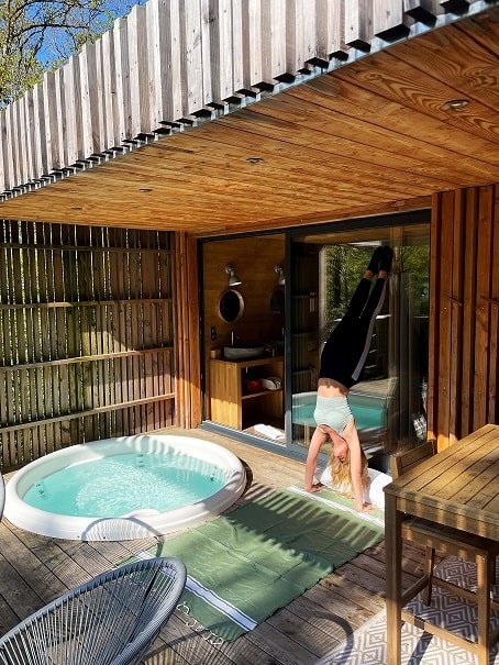 Loire Valley Lodge - Lodges design avec jacuzzi privé en terrasse - Sixtie’s - Love’nSpa - weekend en amoureux, love rooms avec spa ou jacuzzi privatif