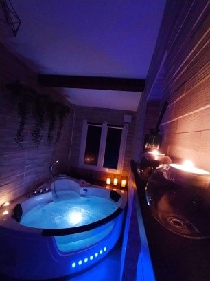 L'Orée des pins - Love’nSpa - weekend en amoureux, love rooms avec spa ou jacuzzi privatif1 de L'Orée des pins
