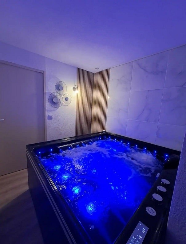Love room LE BARCARES Front de Mer - Love’nSpa - weekend en amoureux, love rooms avec spa ou jacuzzi privatif1 de Love room LE BARCARES Front de Mer
