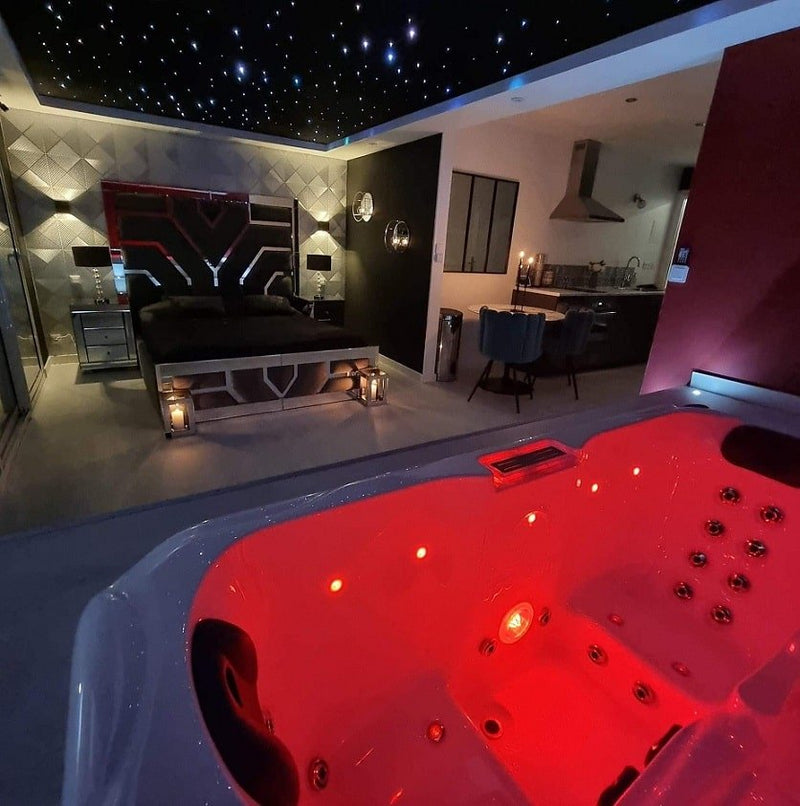LovingSpa - La Suite Cristal - Love’nSpa - weekend en amoureux, love rooms avec spa ou jacuzzi privatif1 de LovingSpa - La Suite Cristal

