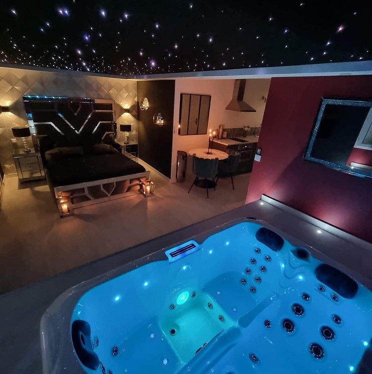LovingSpa - La Suite Cristal - Love’nSpa - weekend en amoureux, love rooms avec spa ou jacuzzi privatif2 de LovingSpa - La Suite Cristal
