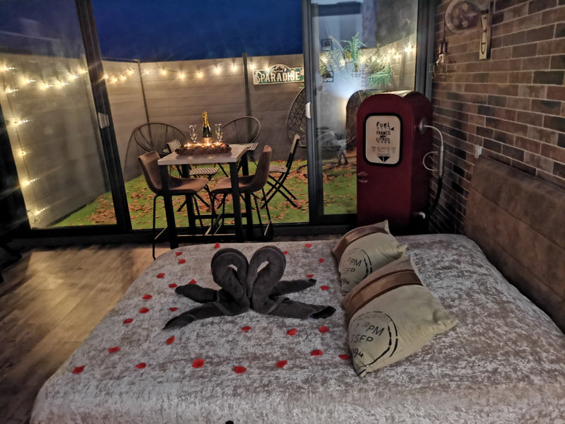 LovingSpa - La Suite Vintage - Love’nSpa - weekend en amoureux, love rooms avec spa ou jacuzzi privatif