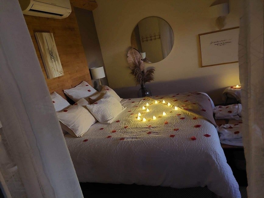 Noemma Chambre de charme - Love’nSpa - weekend en amoureux, love rooms avec spa ou jacuzzi privatif16 de Noemma Chambre de charme
